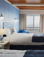 Suite rénovée sur mer avec balcon